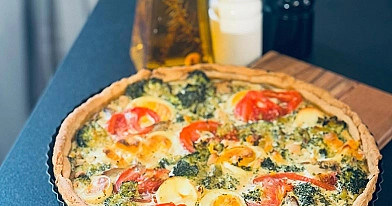 Tarta z brokułami, pomidorami i pieczarkami na kruchym cieście