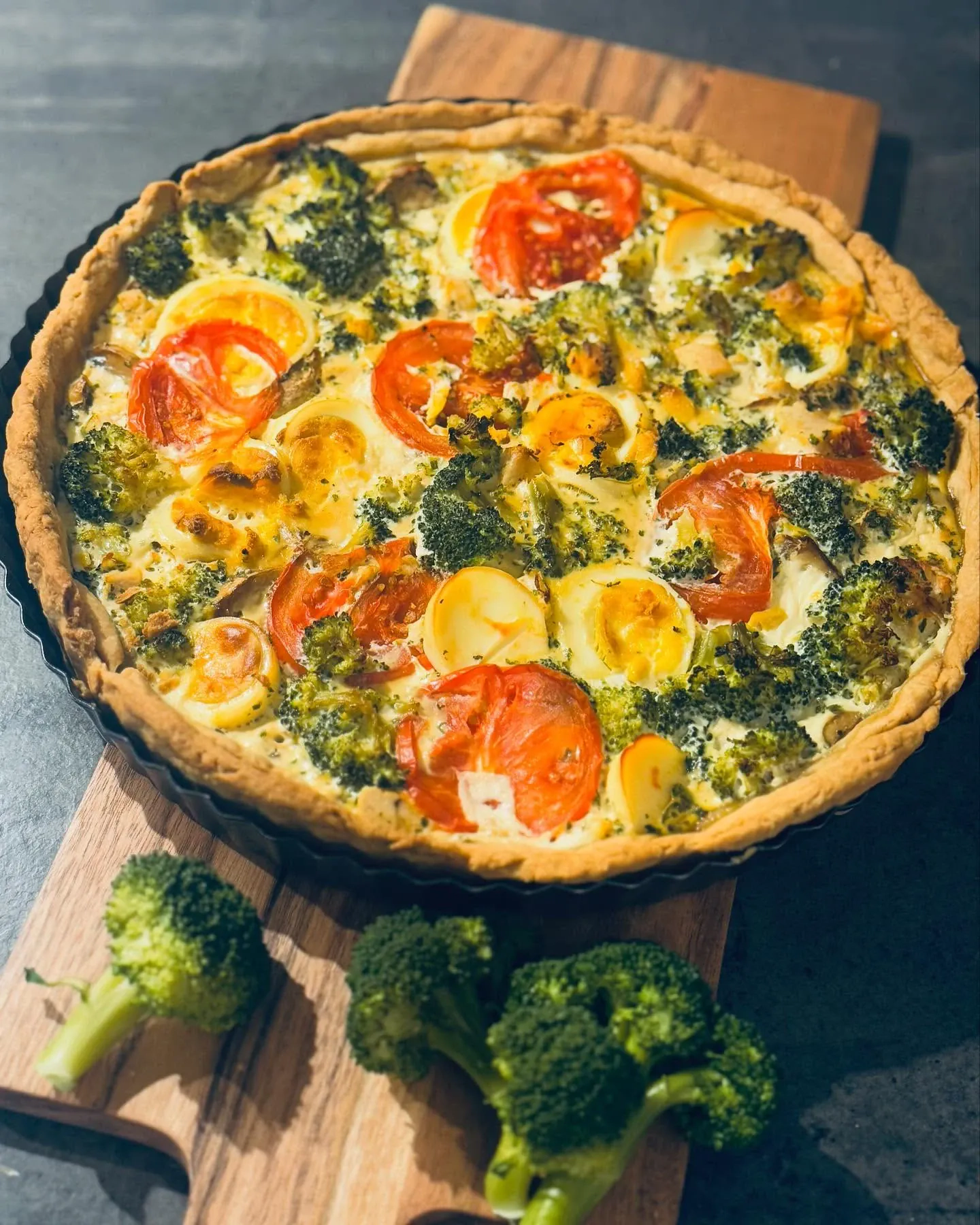 Tarta z brokułami, pomidorami i pieczarkami na kruchym cieście