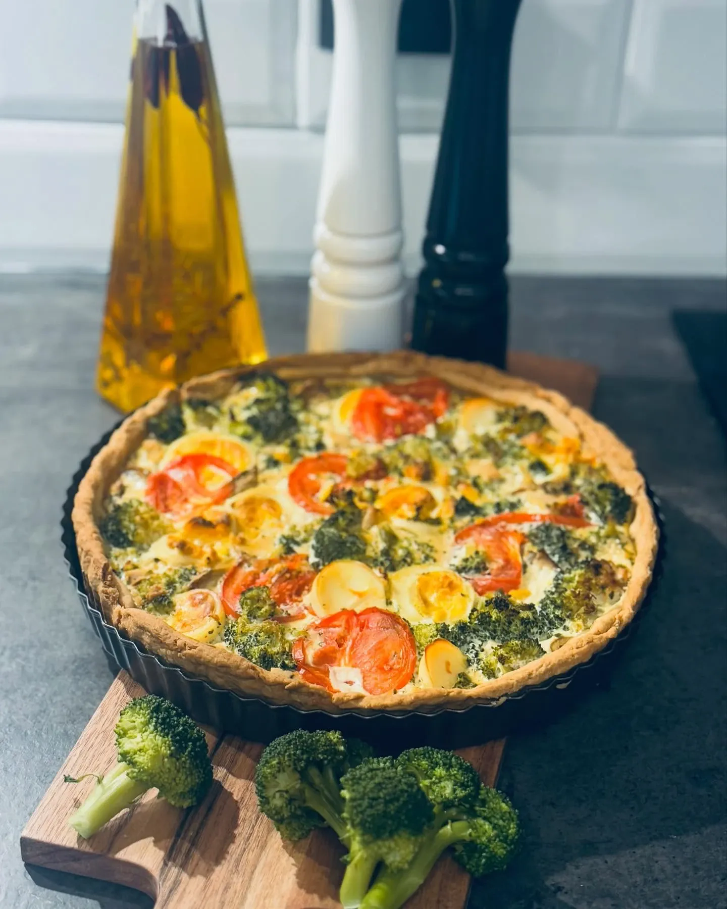 Tarta z brokułami, pomidorami i pieczarkami na kruchym cieście