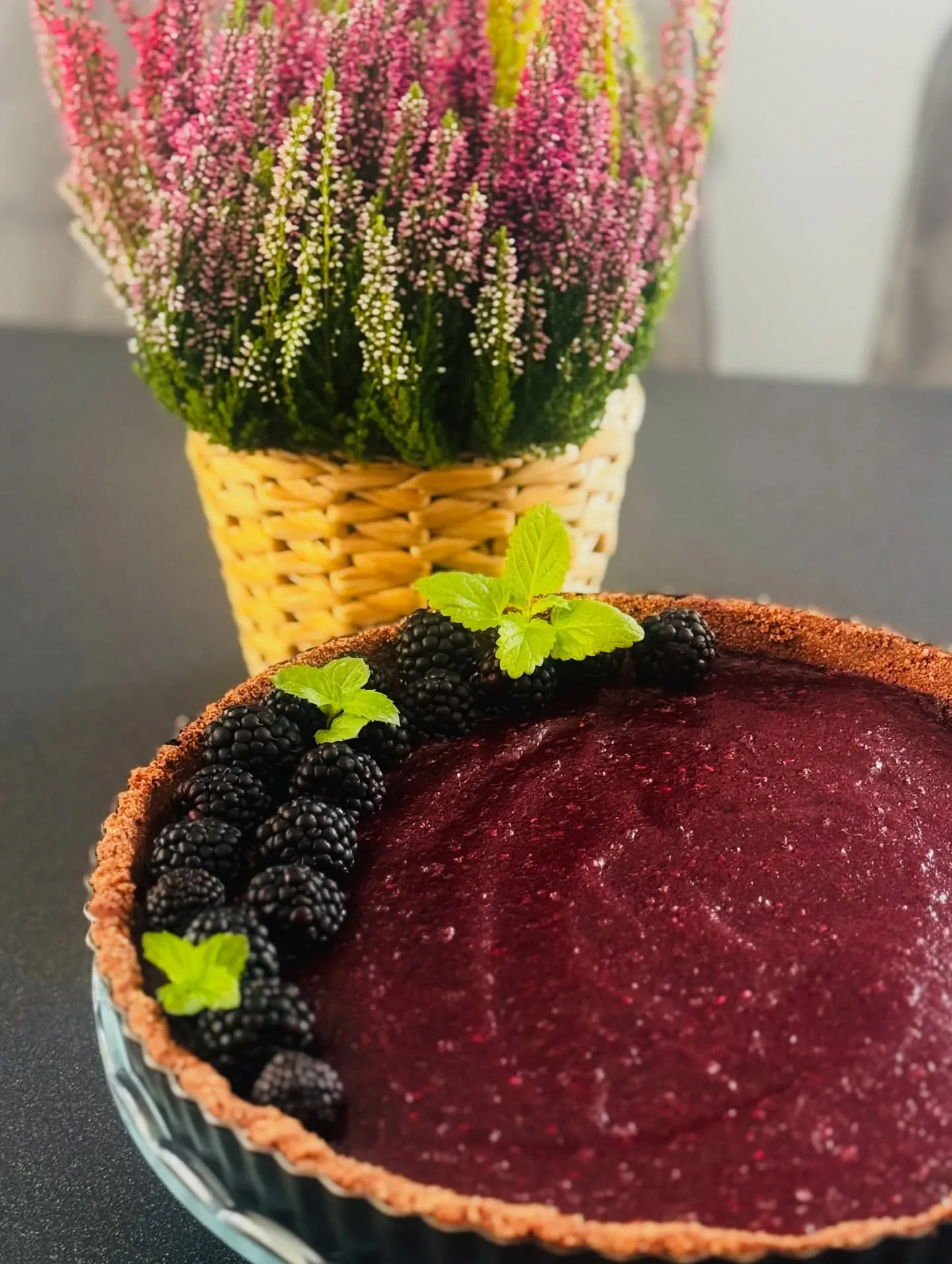 Tarta czekoladowo-jeżynowa z kruchym spodem i lekką galaretką owocową Tarta czekoladowo-jeżynowa z kruchym spodem i lekką galaretką owocową