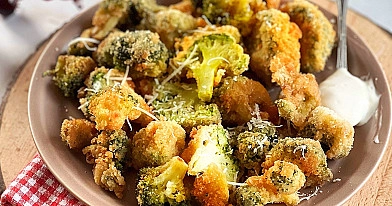 Brokuły z frytkownicy beztłuszczowej w panierce z parmezanu i bułki tartej