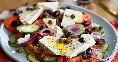 Sałatka grecka z fetą, pomidorami, ogórkiem i oliwkami kalamata