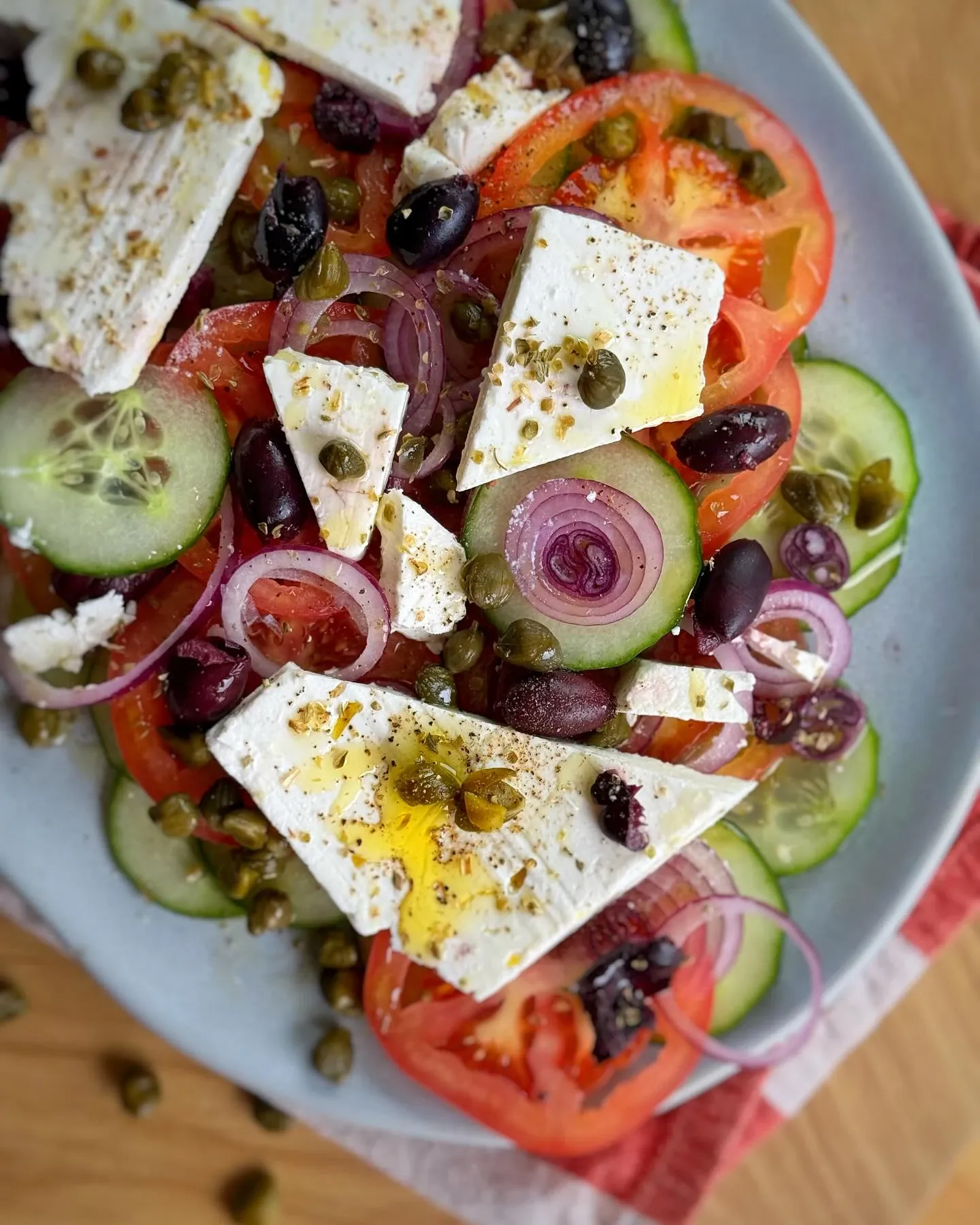 Sałatka grecka z fetą, pomidorami, ogórkiem i oliwkami kalamata