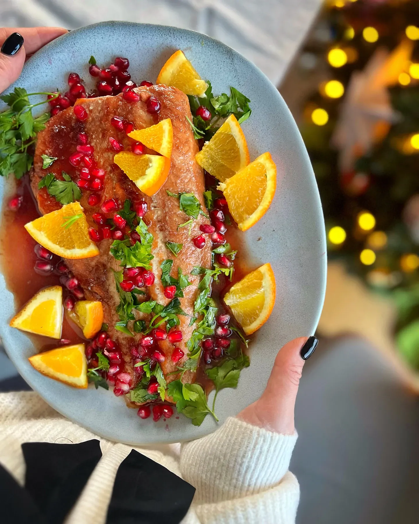 Pieczony łosoś z pomarańczą i granatem – elegancki przepis na świąteczną rybę z piekarnika