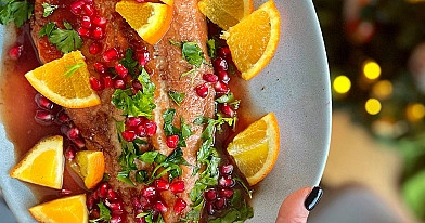 Pieczony łosoś z pomarańczą i granatem – elegancki przepis na świąteczną rybę z piekarnika