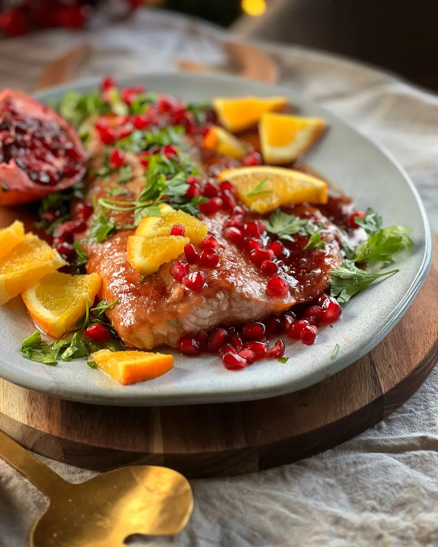 Pieczony łosoś z pomarańczą i granatem – elegancki przepis na świąteczną rybę z piekarnika