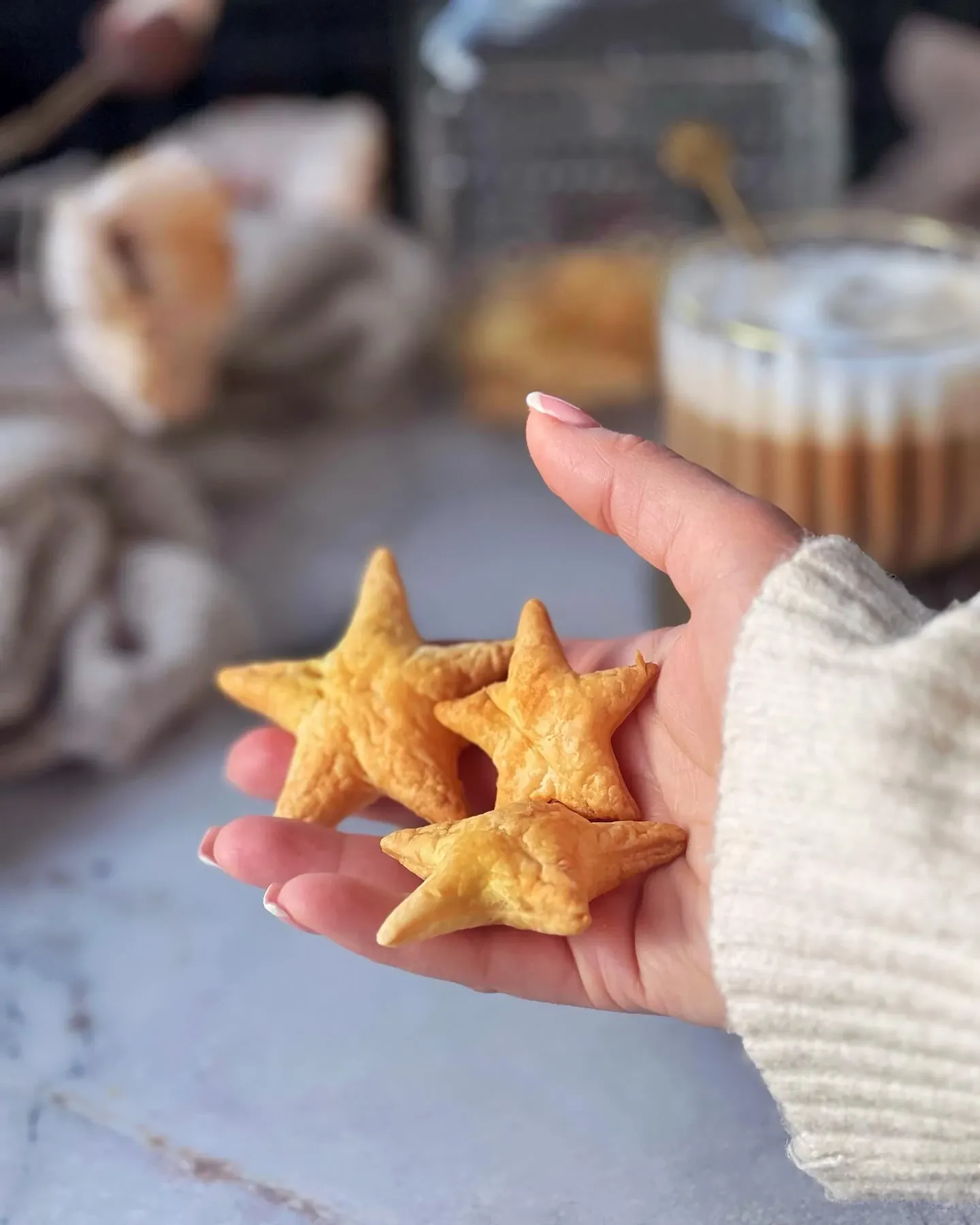 Świąteczne ciasteczka z ciasta francuskiego – szybkie, kruche i złociste gwiazdki