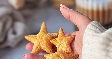 Świąteczne ciasteczka z ciasta francuskiego – szybkie, kruche i złociste gwiazdki