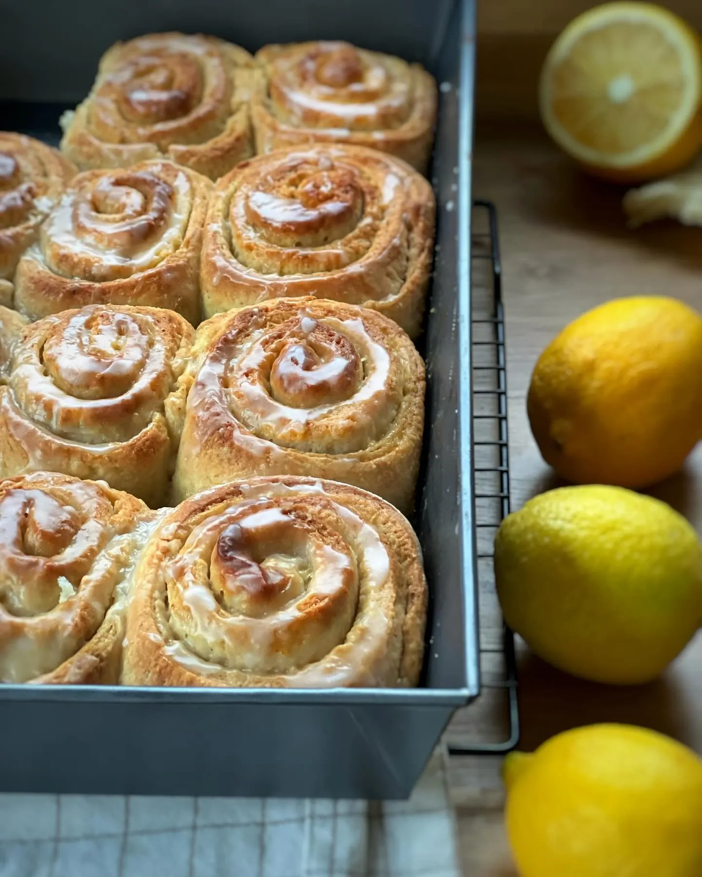 Cytrynowe bułeczki drożdżowe z lukrem cytrynowym