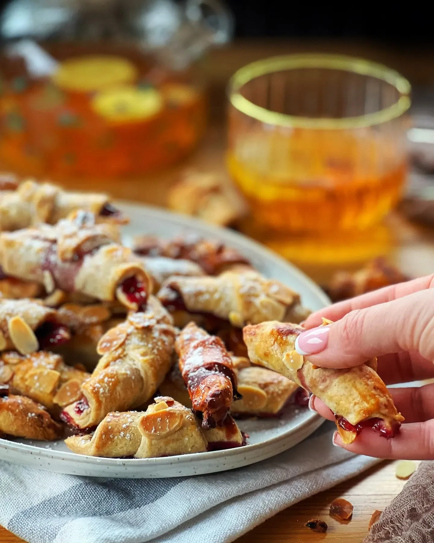 Mini rogaliki z konfiturą porzeczkową i płatkami migdałów Mini rogaliki z konfiturą porzeczkową i płatkami migdałów