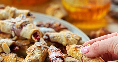 Mini rogaliki z konfiturą porzeczkową i płatkami migdałów