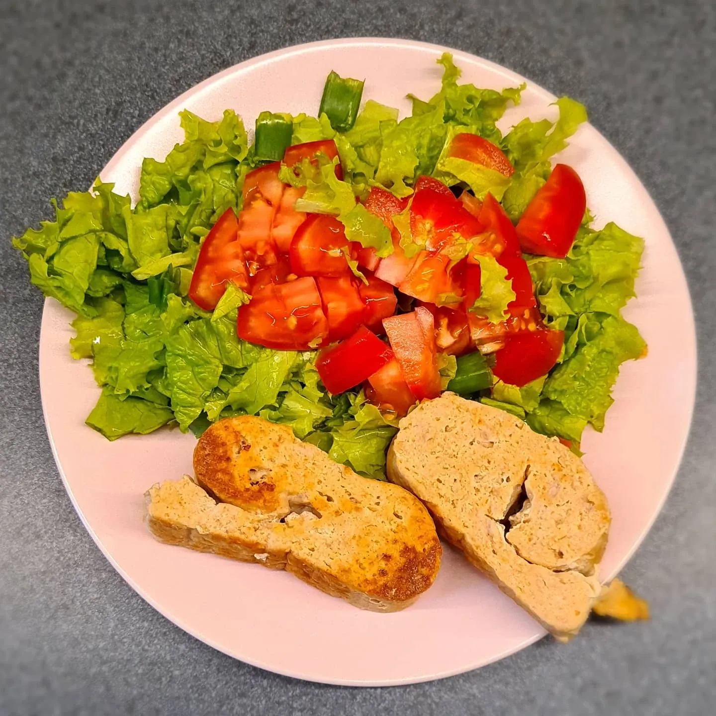 Tītara maltās gaļas rulete ar svaigiem salātiem