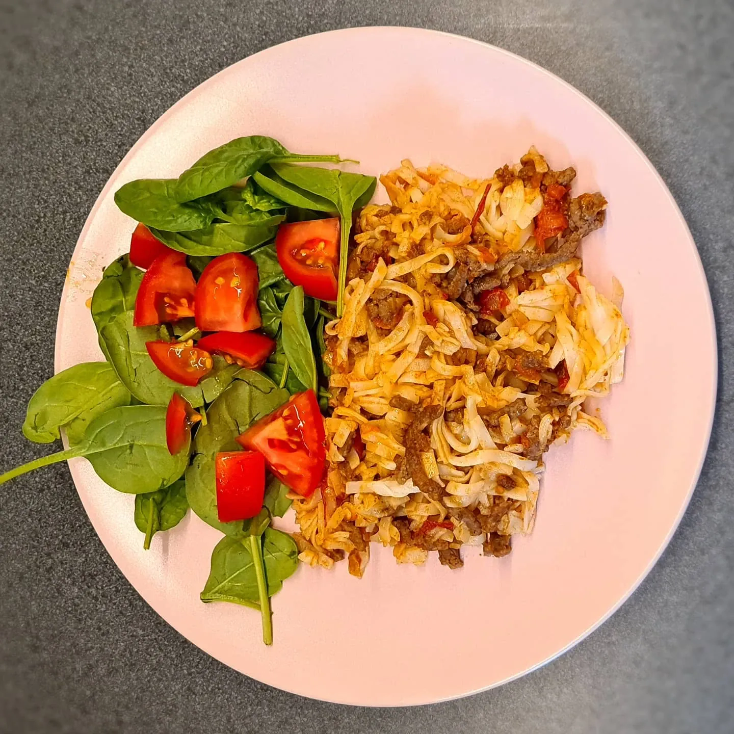 Olu nūdeles ar liellopu malto gaļu, spinātiem un tomātiem