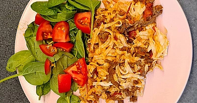 Olu nūdeles ar liellopu malto gaļu, spinātiem un tomātiem