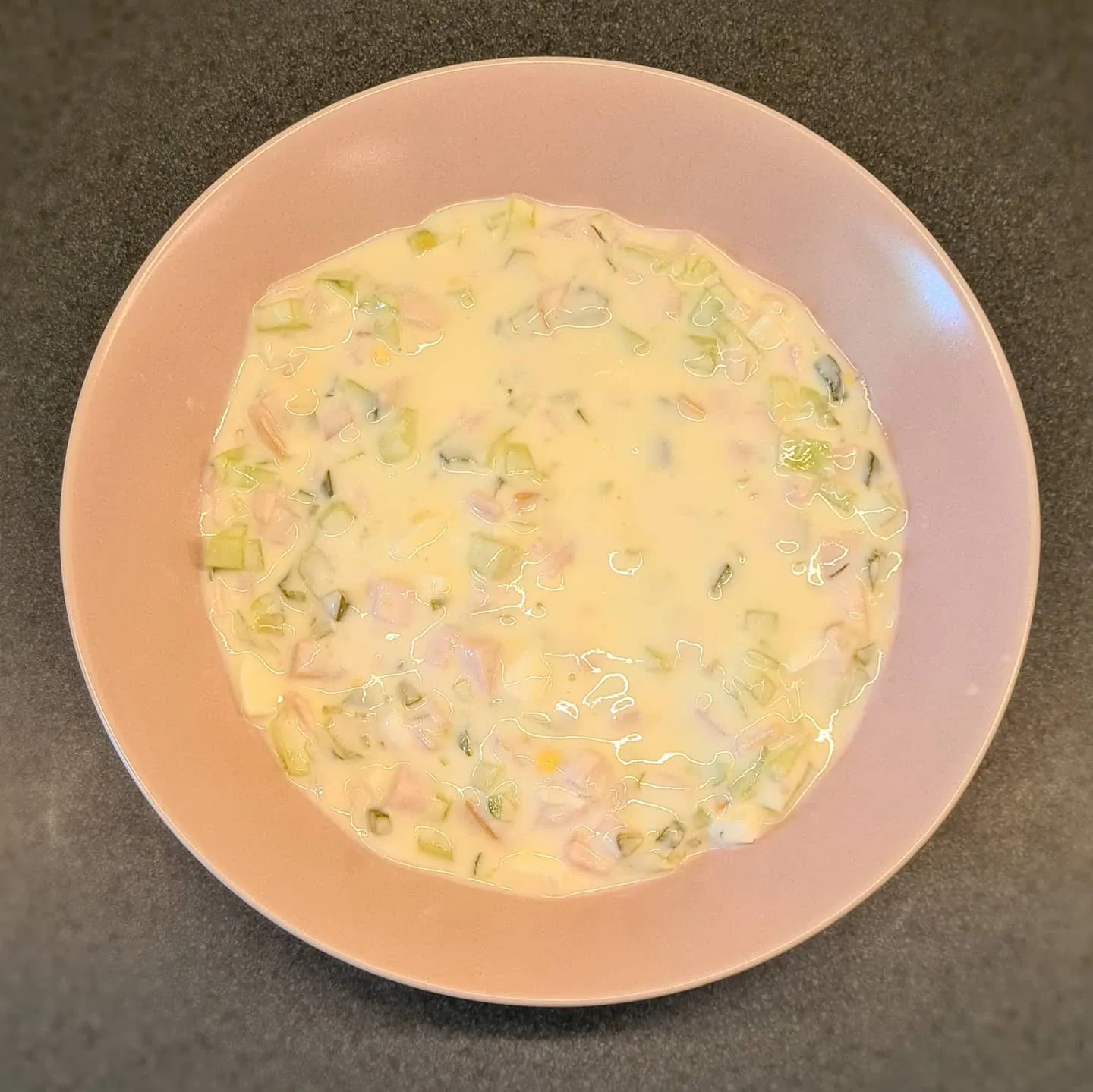 Baltā aukstā zupa ar kefīru, vistu un gurķiem