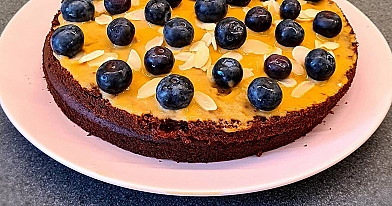 Šokolādes kūka ar karameļu krēmu, mellenēm un mandelēm