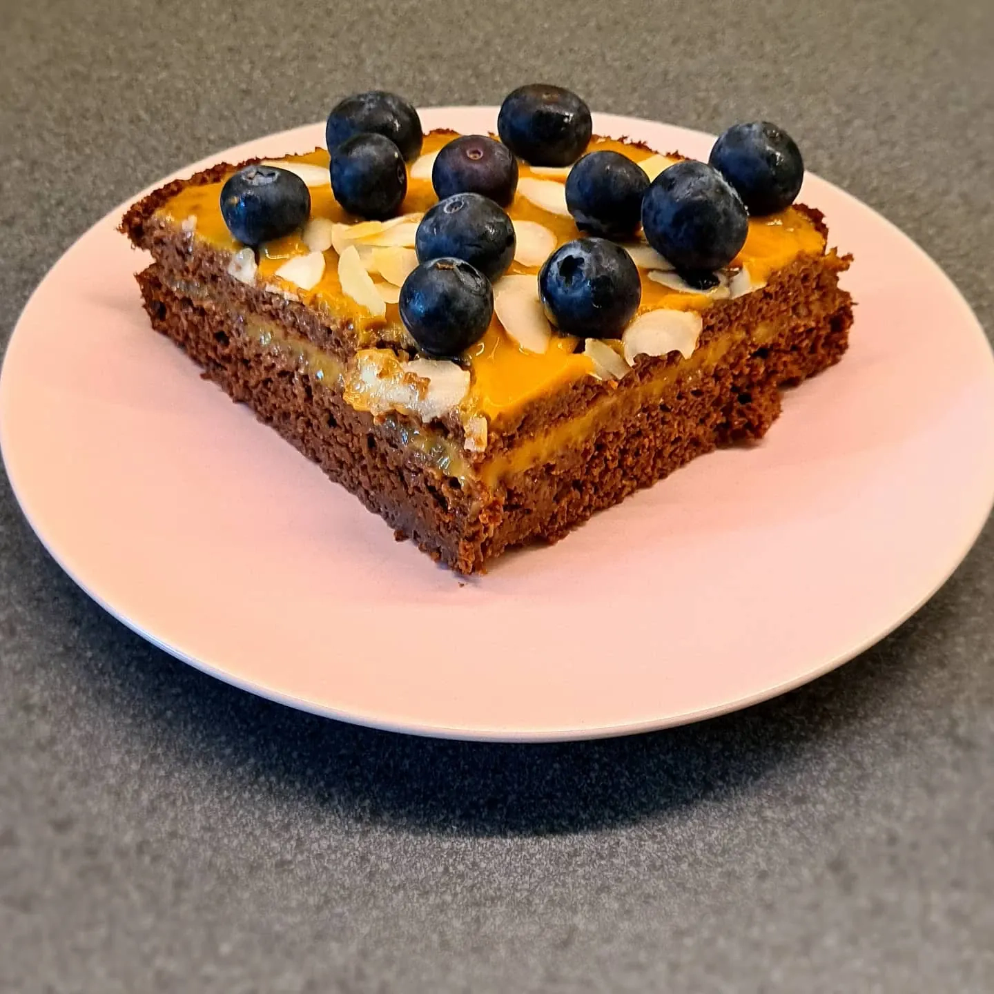 Šokolādes kūka ar karameļu krēmu, mellenēm un mandelēm