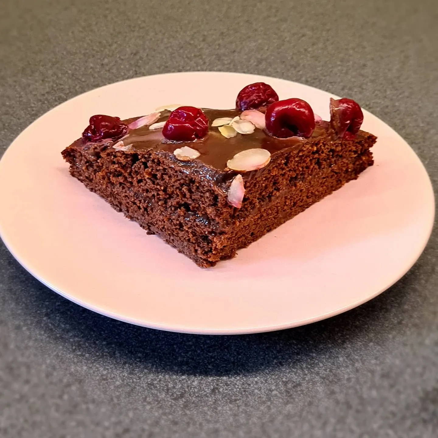 Veselīgā šokolādes karameļu kūka ar ķiršiem bez cukura