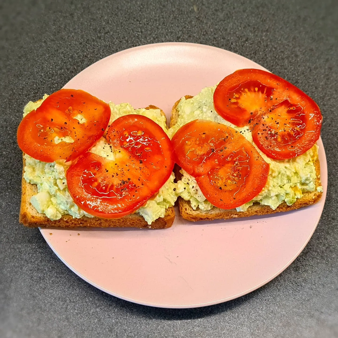 Pilngraudu maizītes ar biezpienu, jogurtu, avokado, olu, gurķi un tomātiem