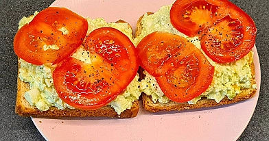 Pilngraudu maizītes ar biezpienu, jogurtu, avokado, olu, gurķi un tomātiem