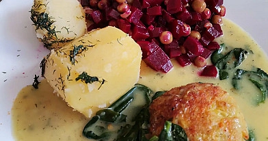 Sultingi žuvies kotletai su špinatų grietinėlės padažu ir virtomis bulvėmis