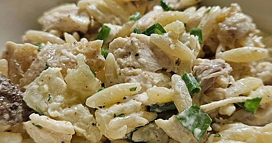 Sałatka z pieczonym kurczakiem, ananasem i makaronem risoni w majonezowym sosie