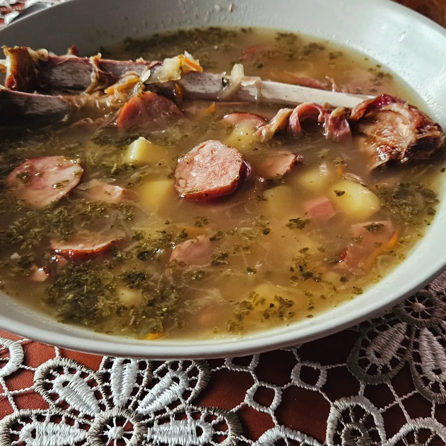 Kapuśniak z kiszonej kapusty na wędzonych żeberkach jagnięcych z kiełbasą i ziemniakami