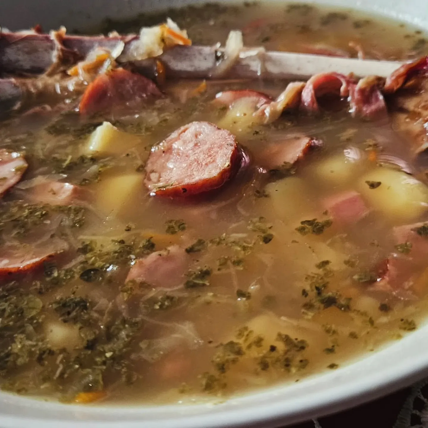 Kapuśniak z kiszonej kapusty na wędzonych żeberkach jagnięcych z kiełbasą i ziemniakami