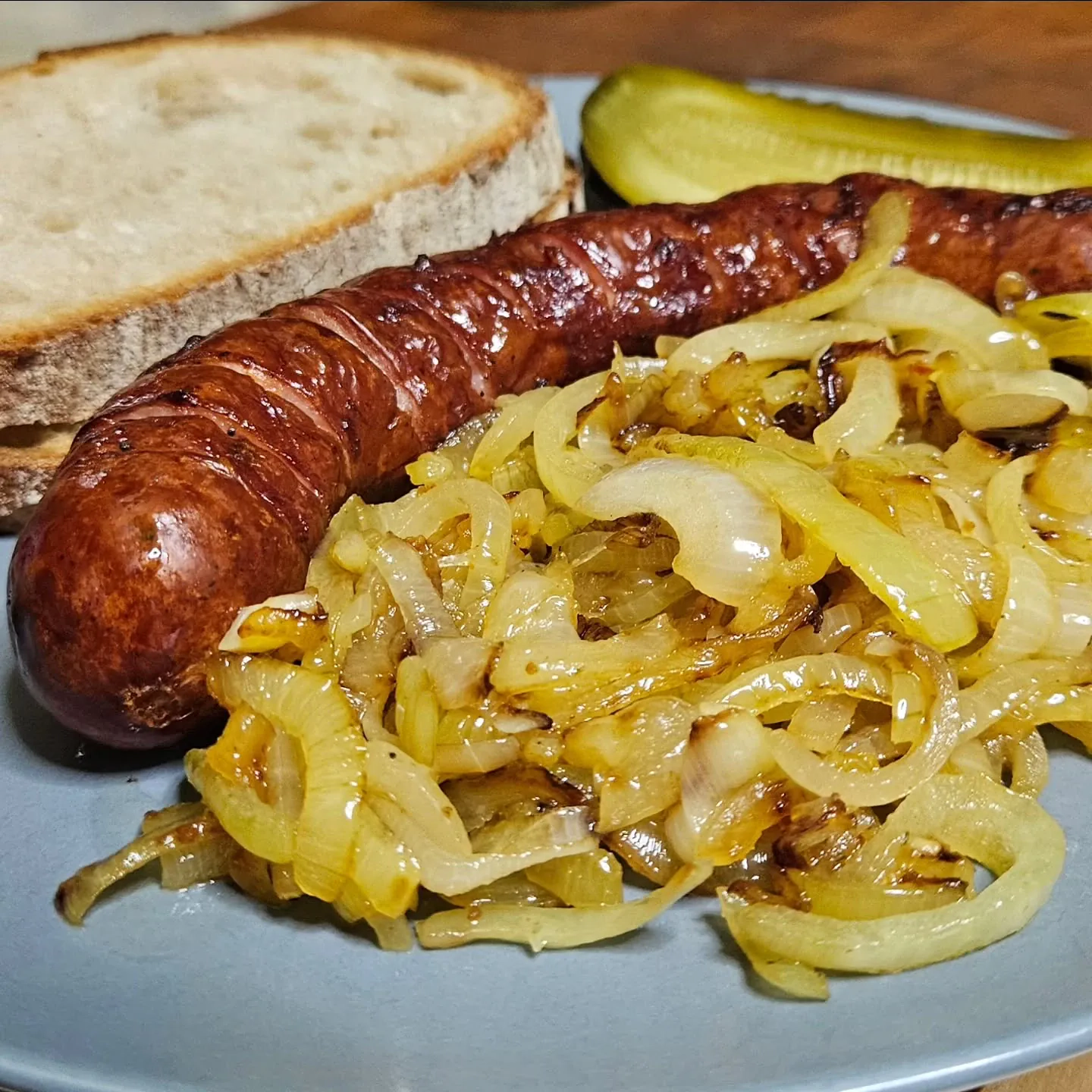 Kiełbasa z podsmażaną cebulką i ogórkiem kiszonym