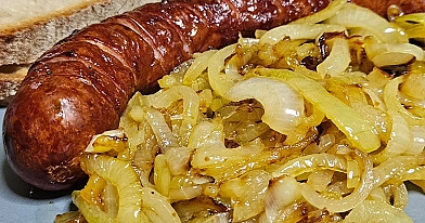 Kiełbasa z podsmażaną cebulką i ogórkiem kiszonym