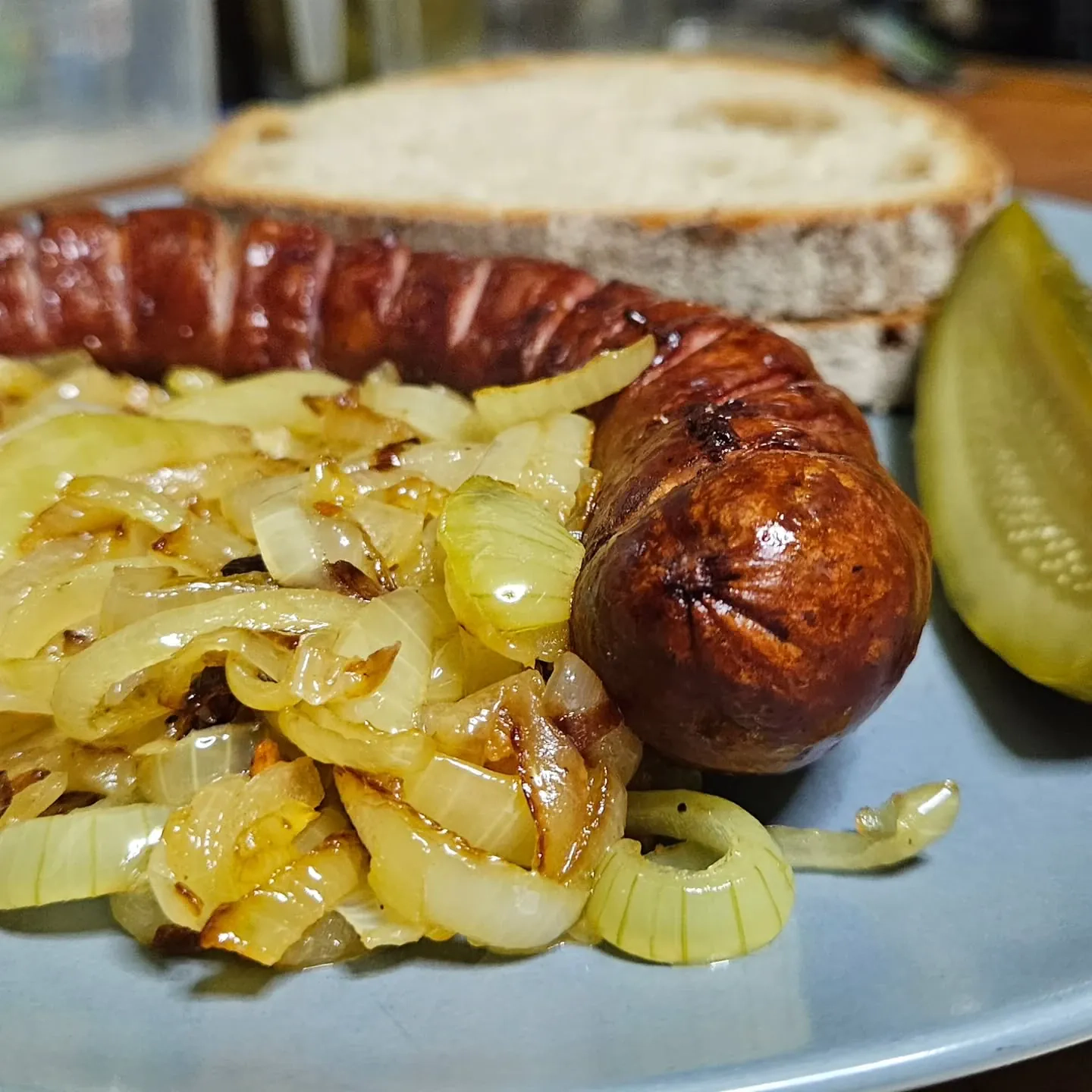 Kiełbasa z podsmażaną cebulką i ogórkiem kiszonym