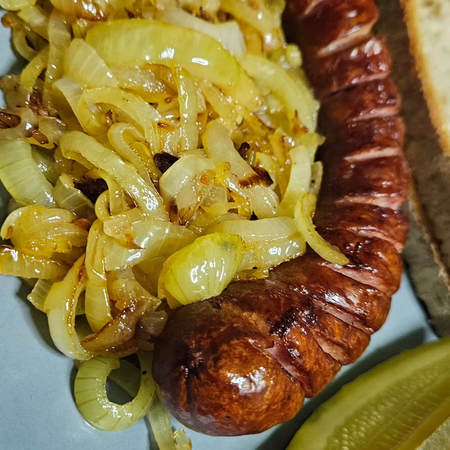 Kiełbasa z podsmażaną cebulką i ogórkiem kiszonym