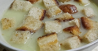 Zupa czosnkowa z grzankami