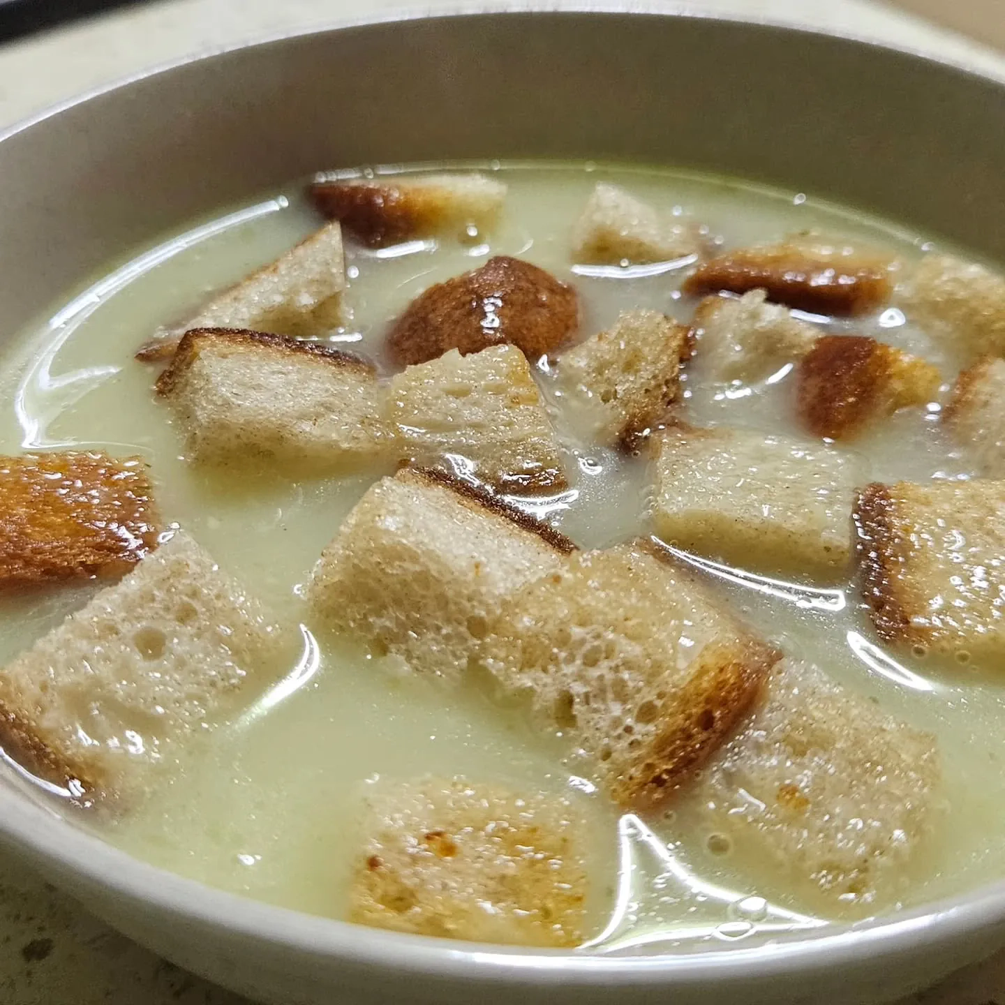 Zupa czosnkowa z grzankami