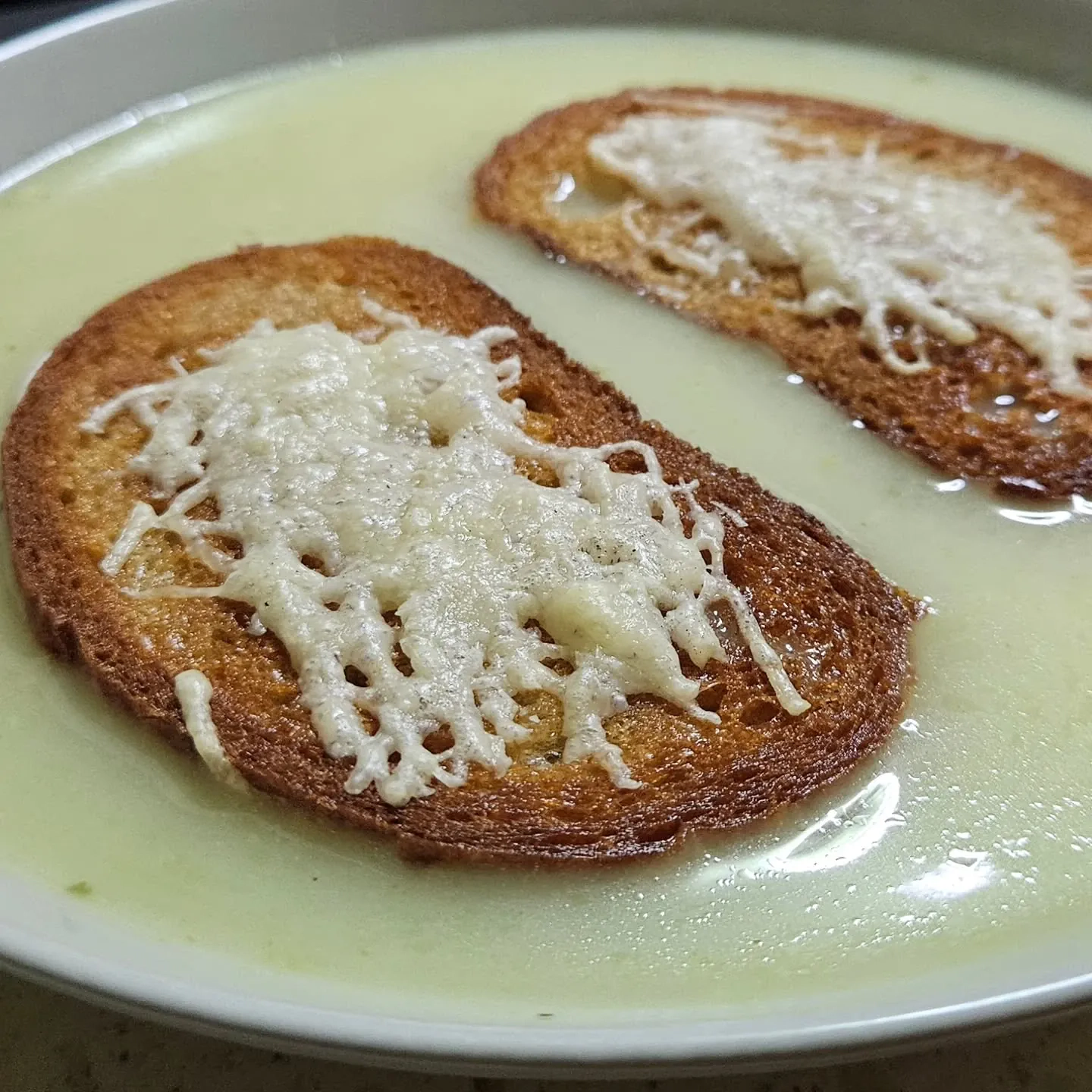 Zupa czosnkowa kremowa z grzankami serowymi – przepis na rozgrzewający klasyk kuchni domowej