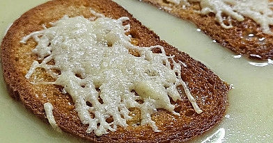 Zupa czosnkowa kremowa z grzankami serowymi – przepis na rozgrzewający klasyk kuchni domowej