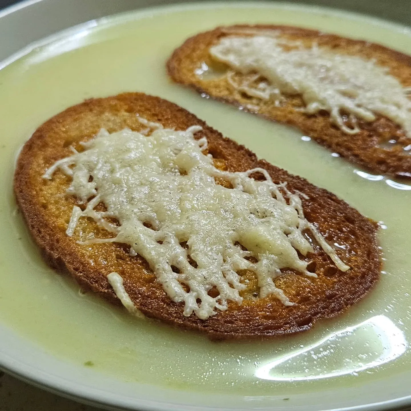 Zupa czosnkowa kremowa z grzankami serowymi – przepis na rozgrzewający klasyk kuchni domowej