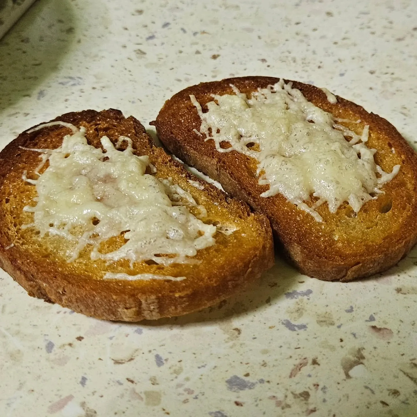 Zupa czosnkowa kremowa z grzankami serowymi – przepis na rozgrzewający klasyk kuchni domowej