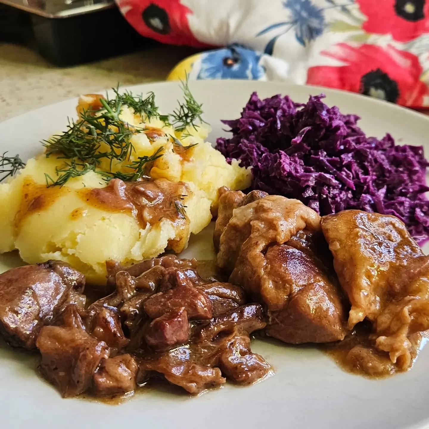 Duszone mięso wołowo-wieprzowe w sosie własnym z tłuczonymi ziemniakami i surówką z czerwonej kapusty
