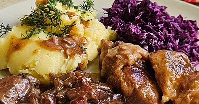 Duszone mięso wołowo-wieprzowe w sosie własnym z tłuczonymi ziemniakami i surówką z czerwonej kapusty
