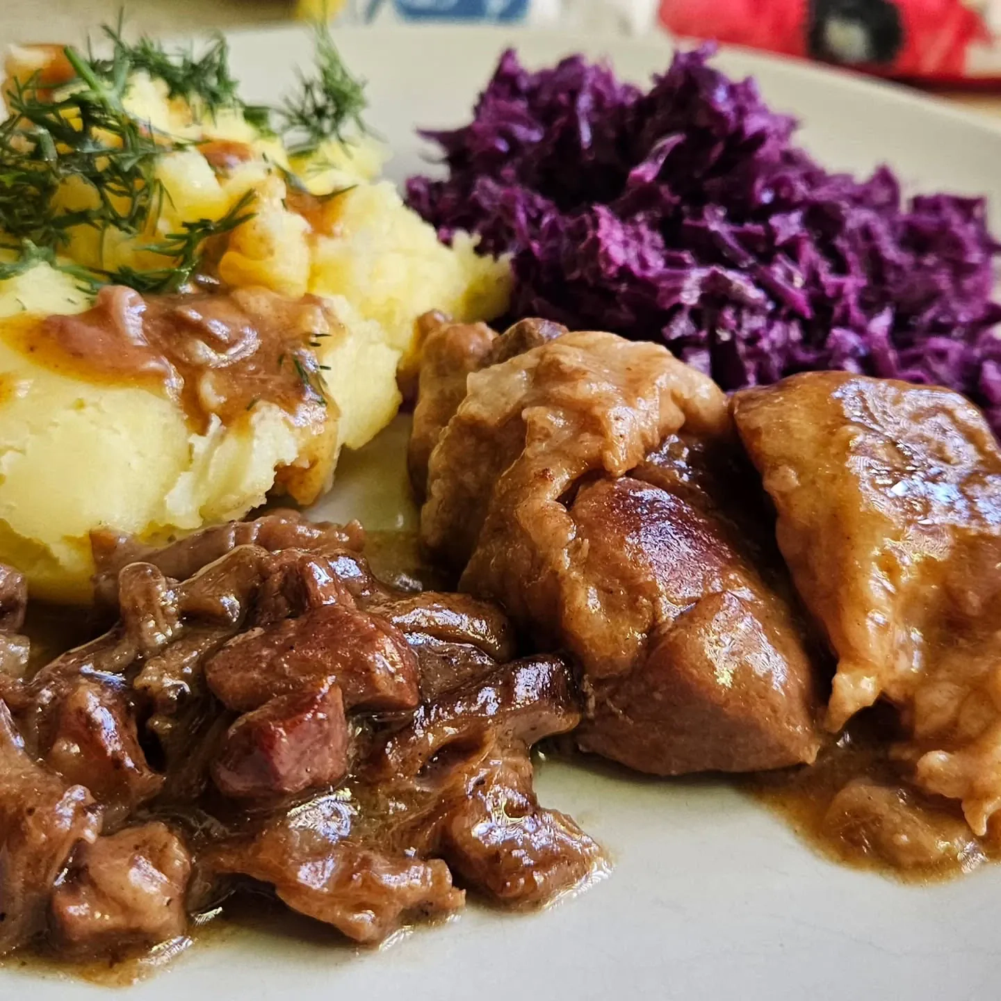 Duszone mięso wołowo-wieprzowe w sosie własnym z tłuczonymi ziemniakami i surówką z czerwonej kapusty