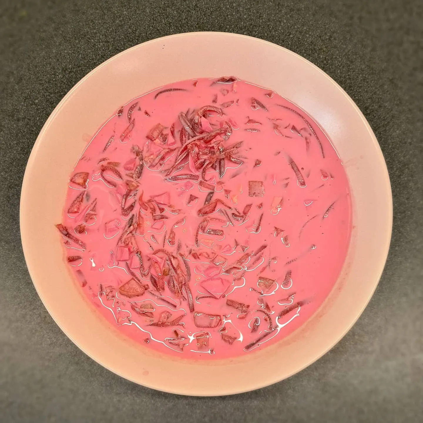 Aukstā biešu zupa ar kefīru un dārzeņiem