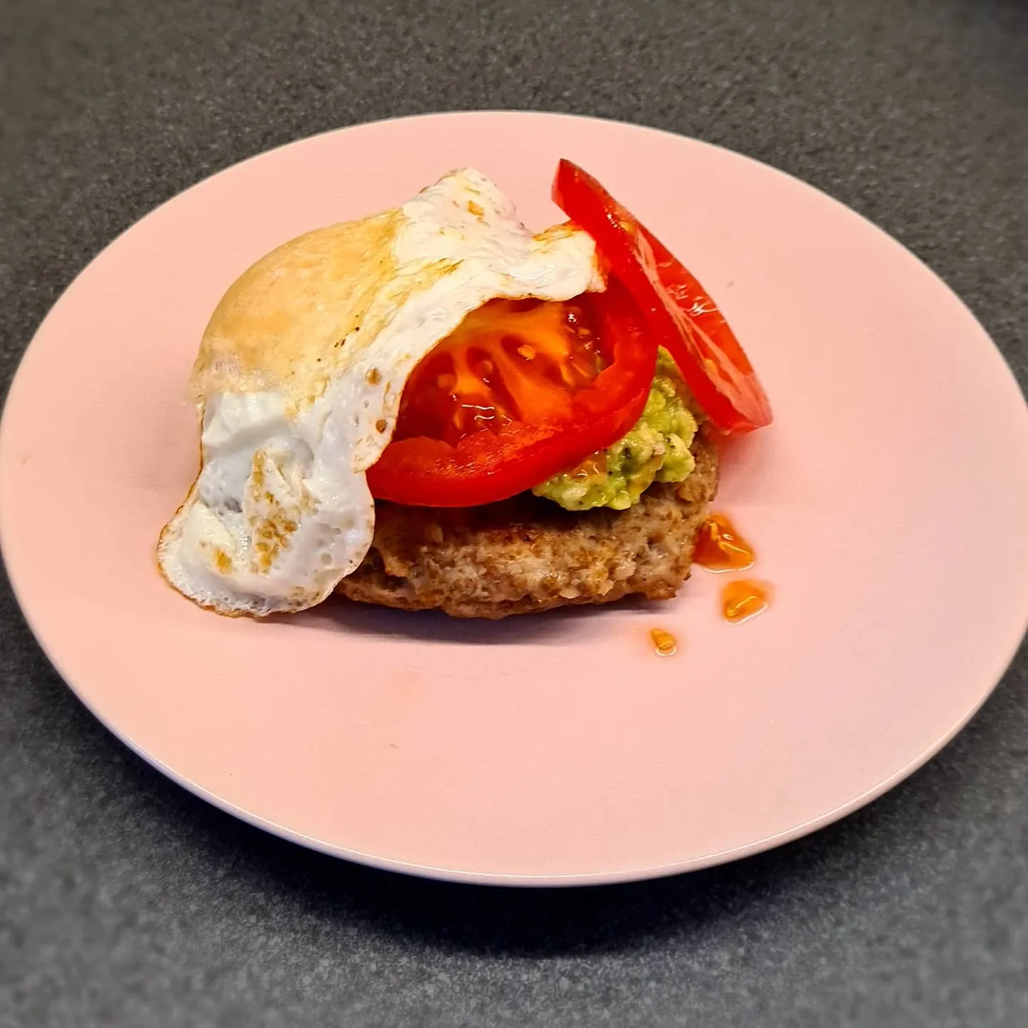 Veselīgais tītara burgers bez maizītes ar avokado, olu un tomātu