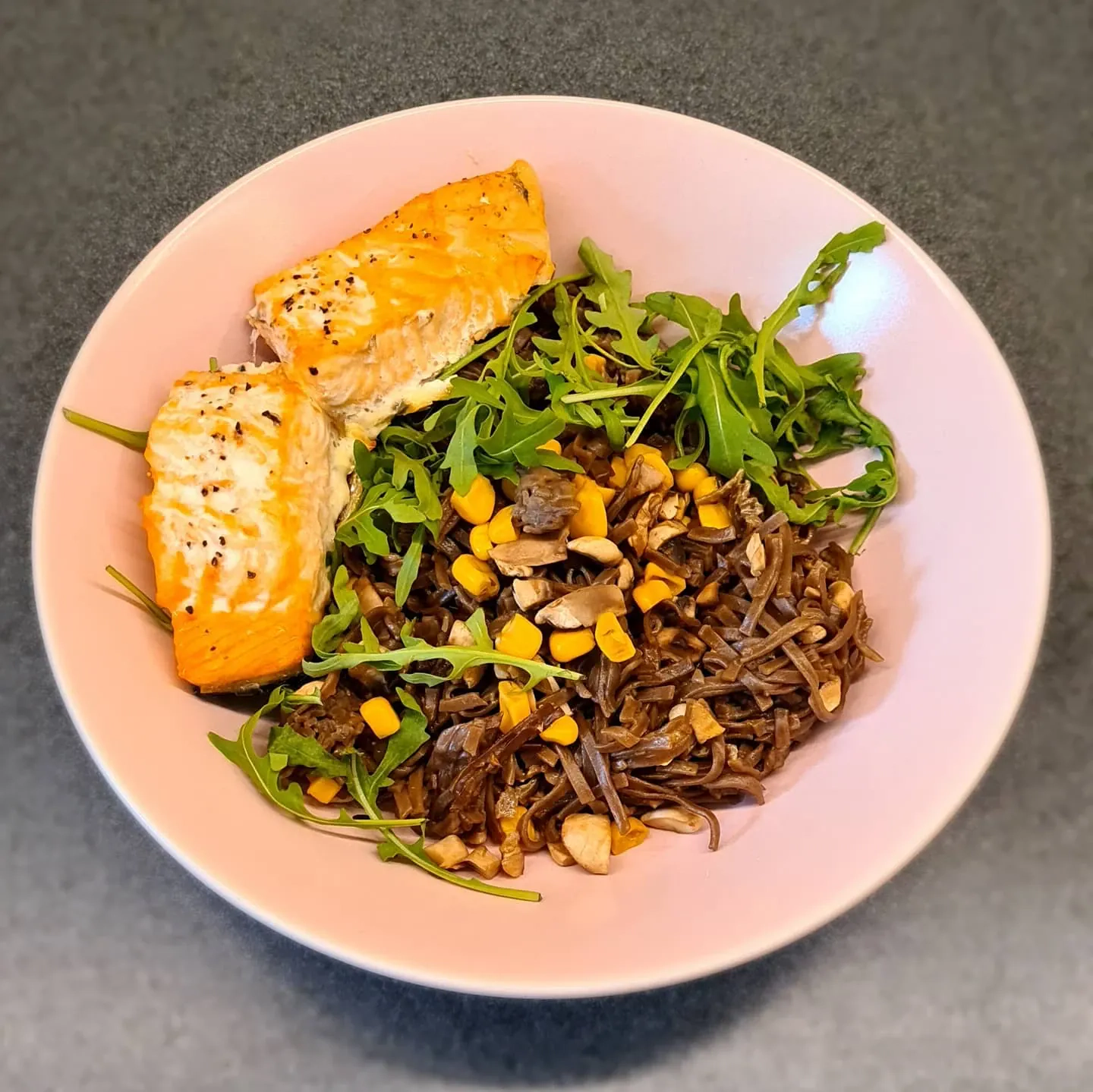 Siltās griķu nūdeles ar lasi, šampinjoniem, kukurūzu un rukolu