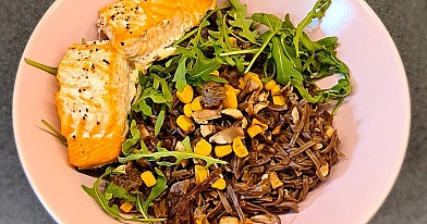 Siltās griķu nūdeles ar lasi, šampinjoniem, kukurūzu un rukolu