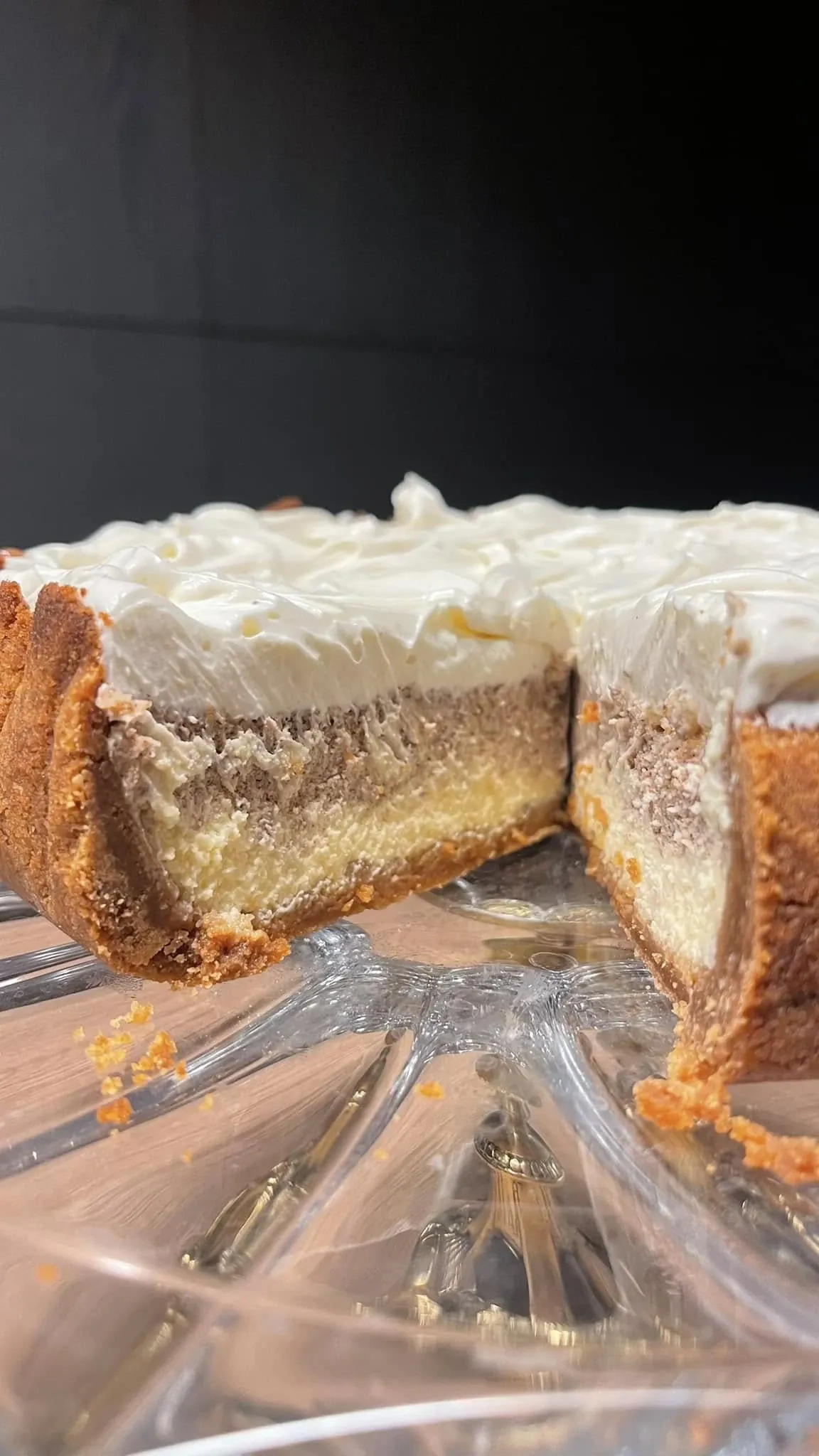 Cinamoninis sūrio pyragas su traškiu pagrindu ir švelniu kremu