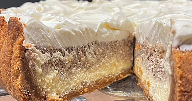 Cinamoninis sūrio pyragas su traškiu pagrindu ir švelniu kremu