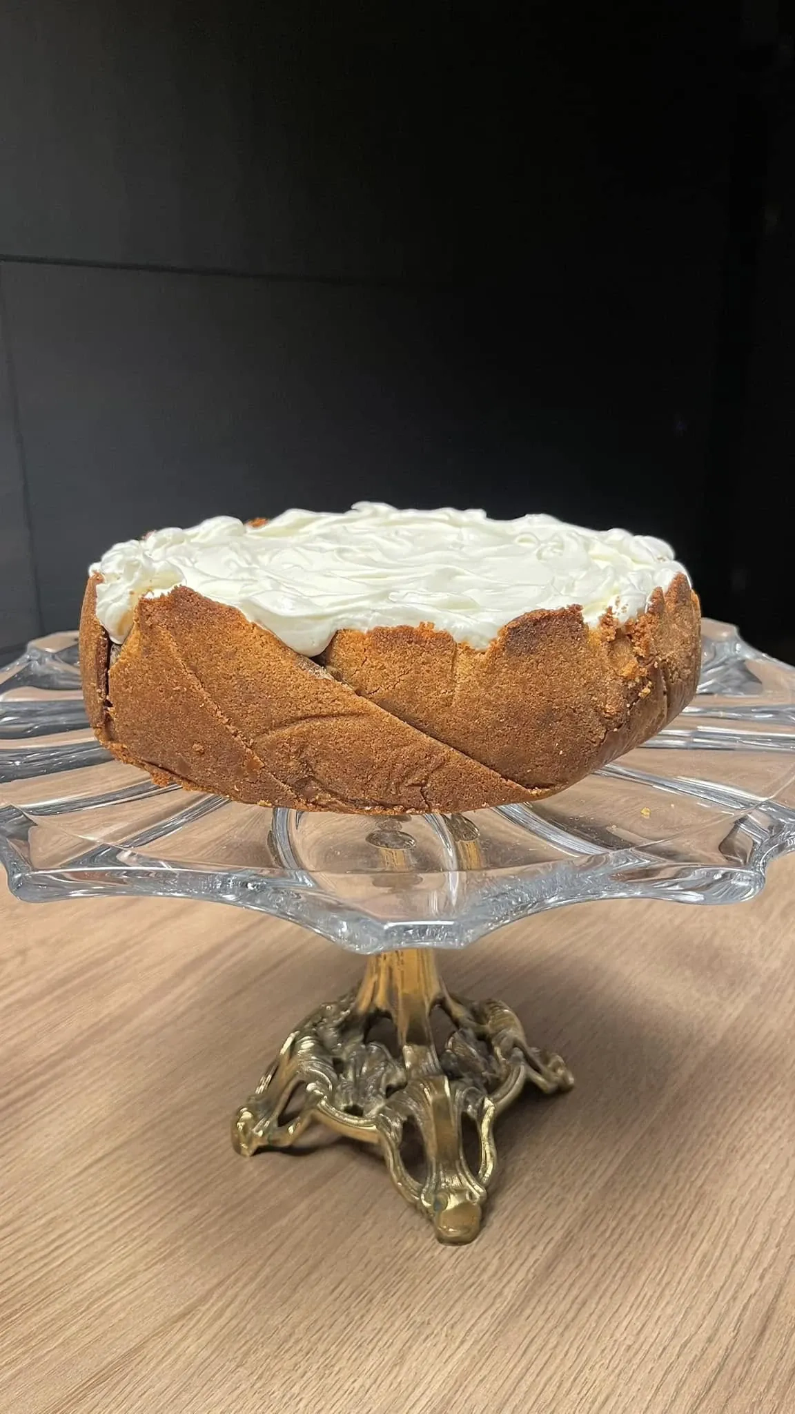 Cinamoninis sūrio pyragas su traškiu pagrindu ir švelniu kremu