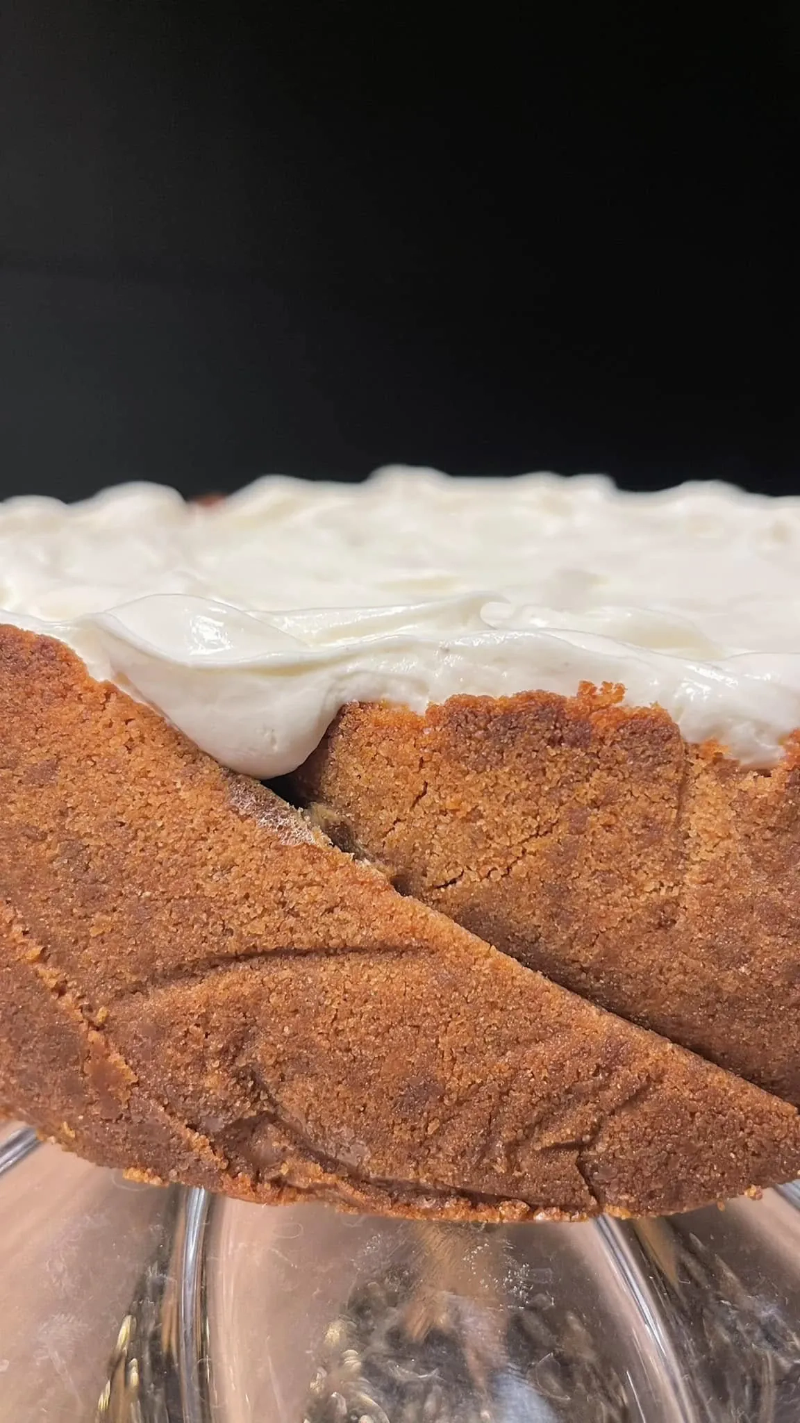 Cinamoninis sūrio pyragas su traškiu pagrindu ir švelniu kremu