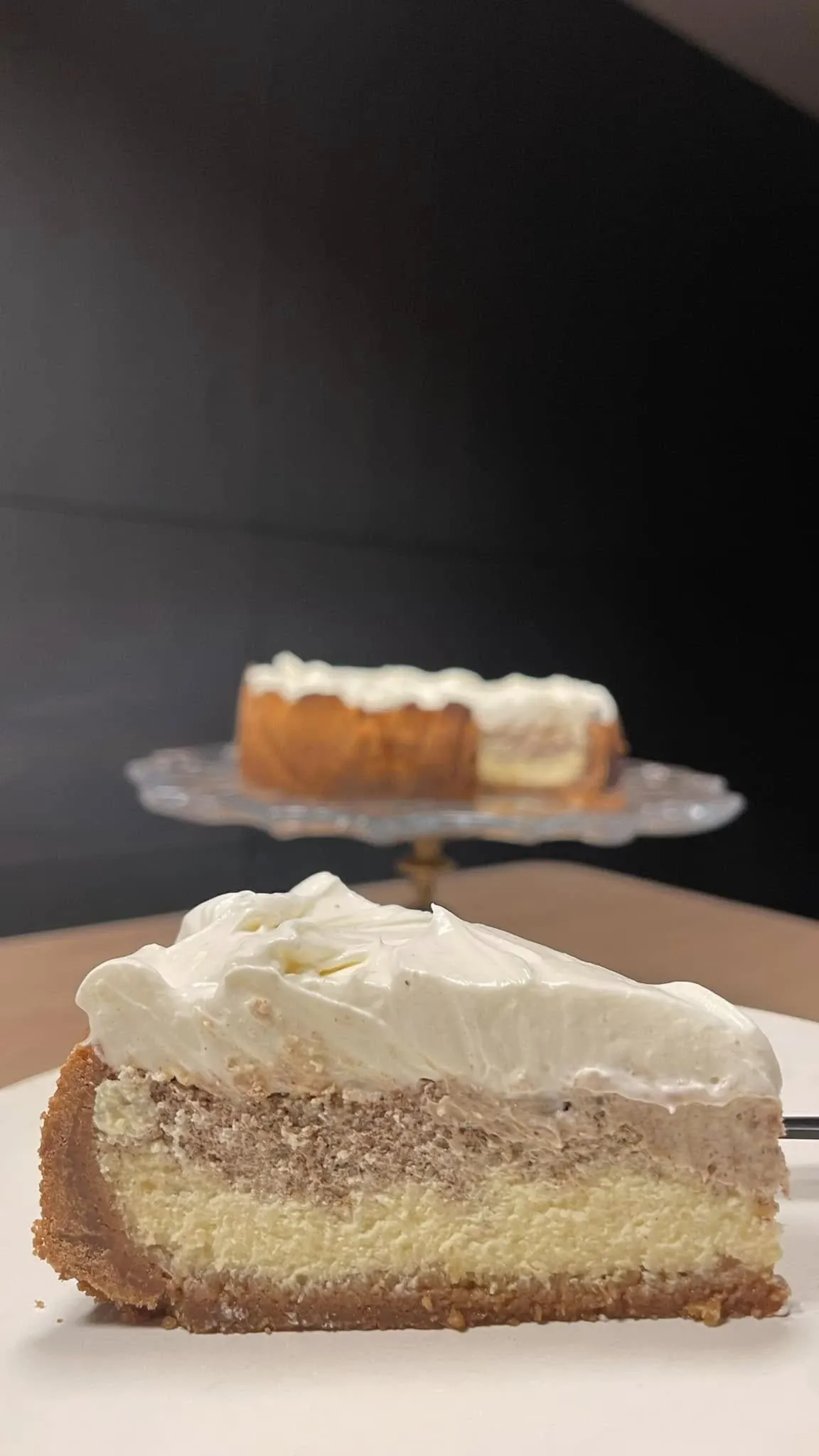 Cinamoninis sūrio pyragas su traškiu pagrindu ir švelniu kremu